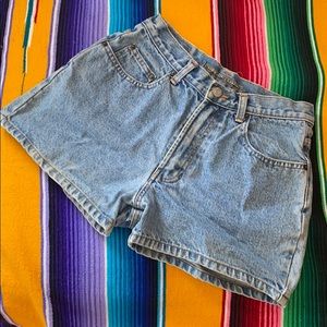 Vintage denim not your Mom’s Jean shorts! W’s sz 4